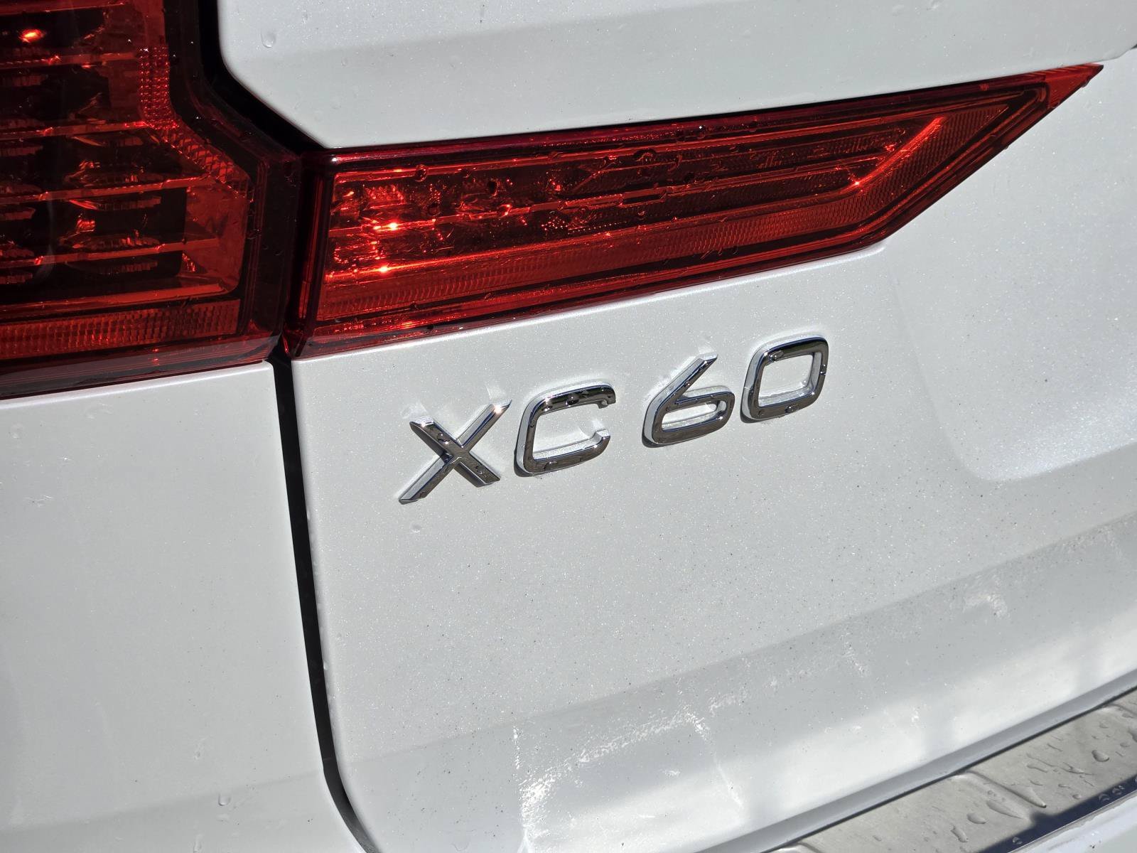 Used 2024 Crystal White Metallic Volvo Plus Dark Theme image 8