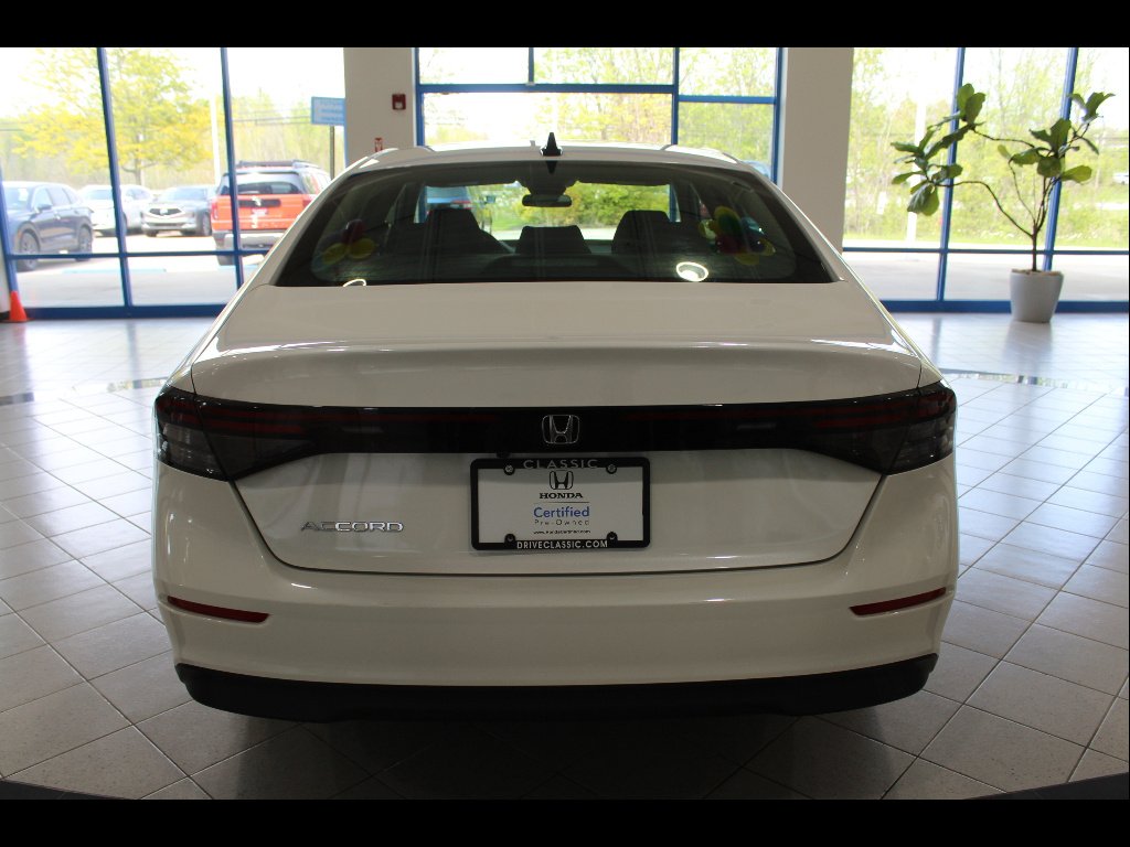 Certified Used 2025 Platinum White Pearl Honda 1.5T SE image 6