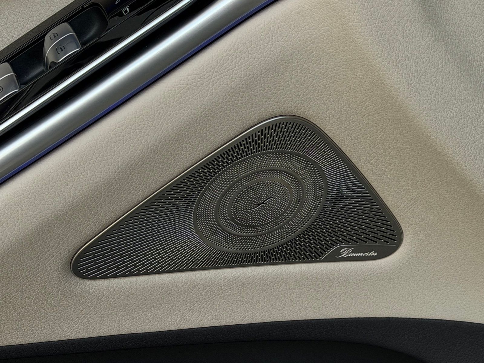 New 2026 MANUFAKTUR Moonlight White Metallic Mercedes-Benz S 500 image 13