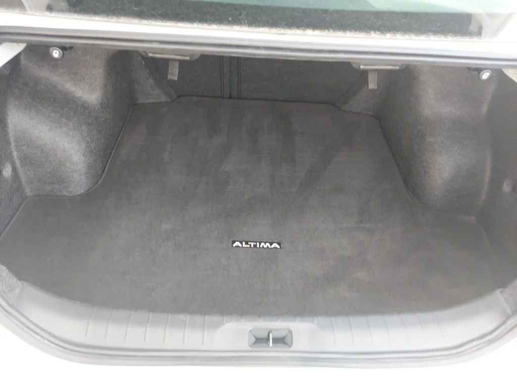 Used 2025 White Nissan 2.5 SV image 37