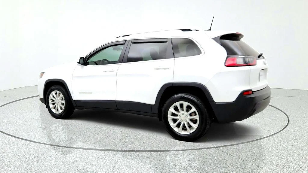 Used 2019 Bright White Clearcoat Jeep Latitude FWD image 7