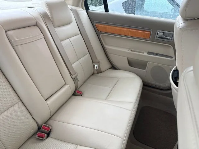 Used 2007 Dune Pearl Clearcoat Metallic Lincoln Base image 8