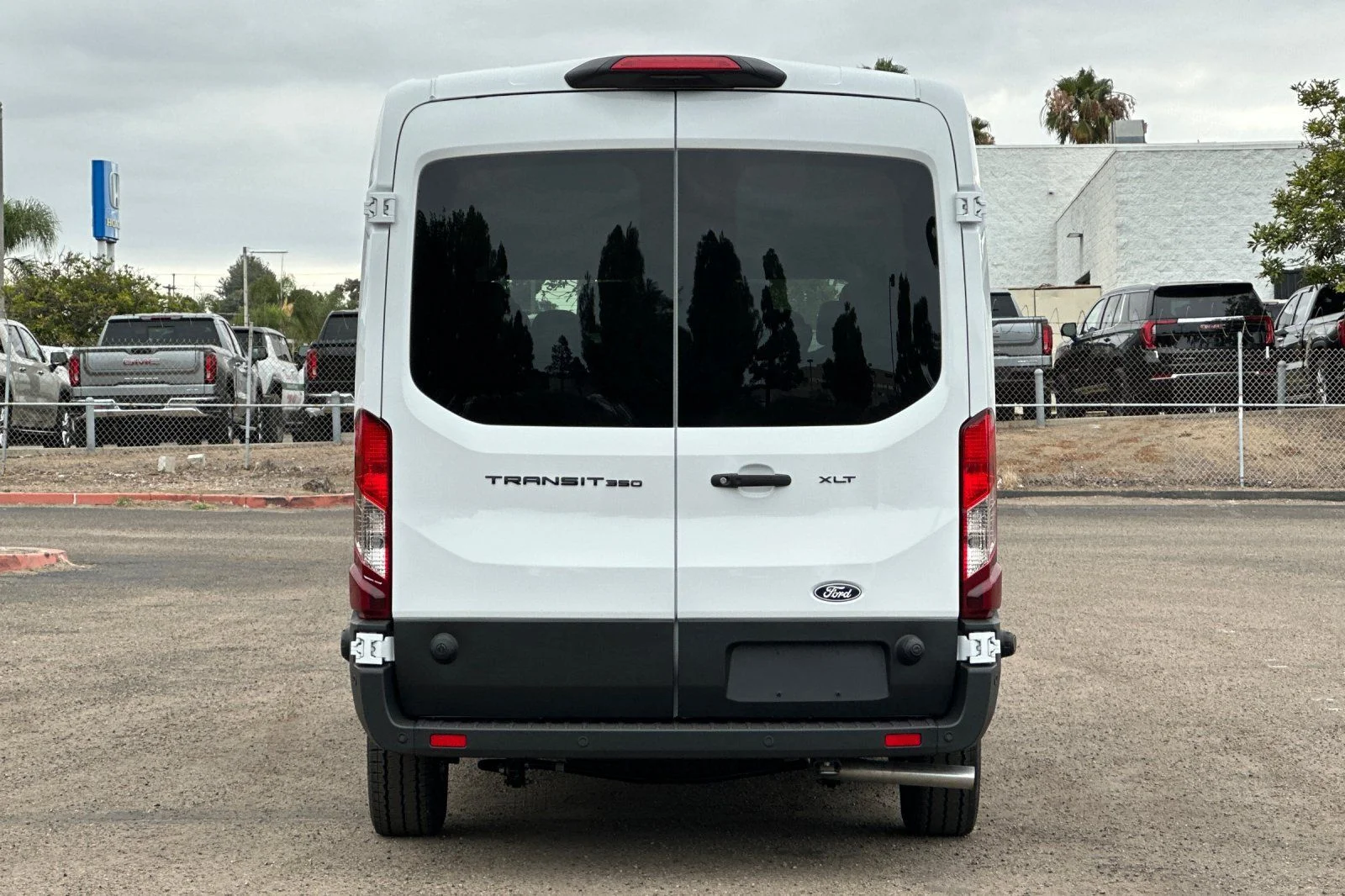 New 2026 Oxford White Ford Passenger Van XLT image 4