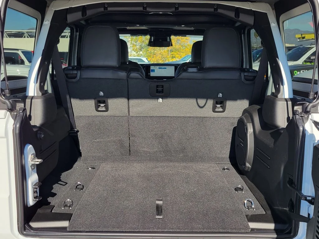 New 2026 Bright White Clear-Coat Exterior Paint Jeep Sahara image 17