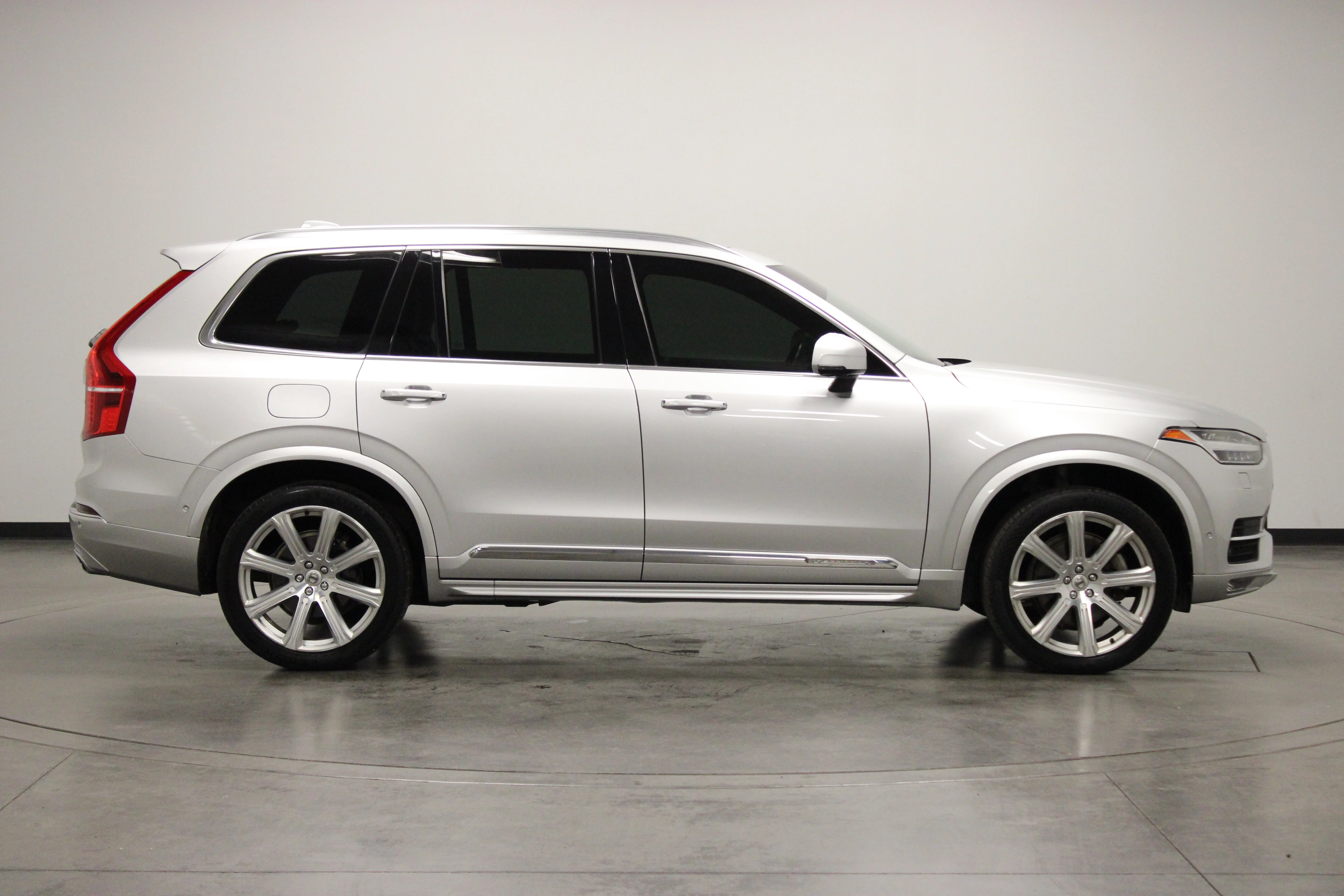 Used 2018 Bright Silver Metallic Volvo T6 Inscription image 9