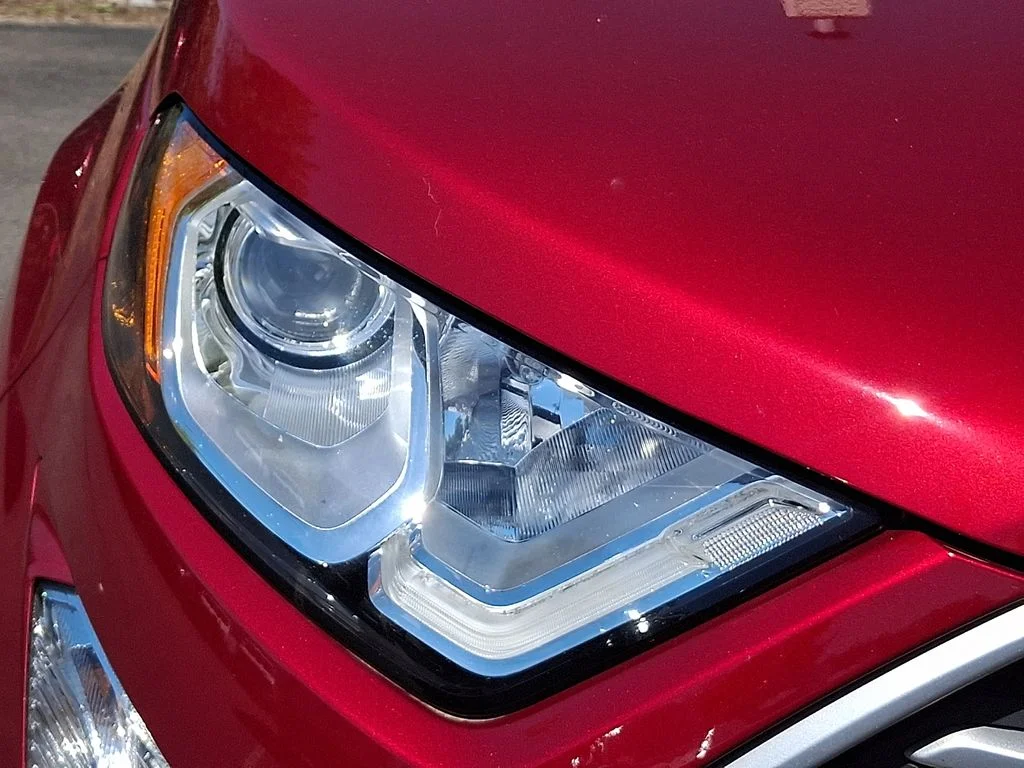 Used 2022 Red Ford SE image 10