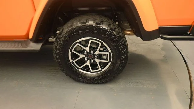 Used 2025  Jeep Rubicon image 9
