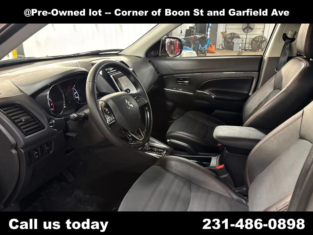 Used 2025  Mitsubishi 2.0 SE image 12