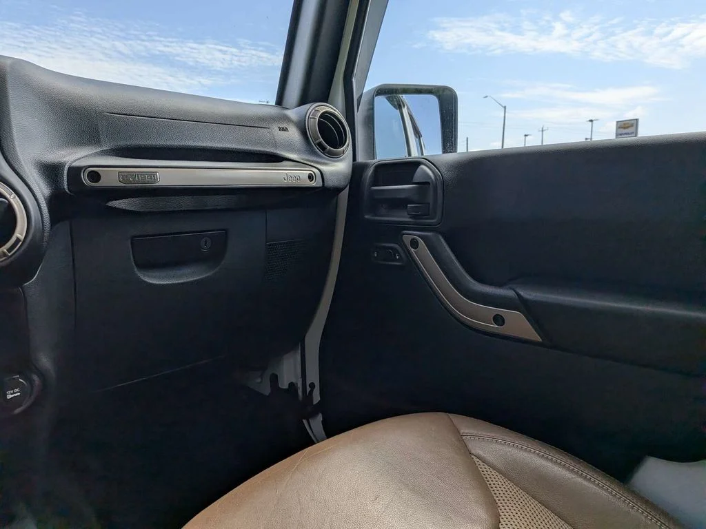 Used 2017 White Jeep Unlimited Sahara image 16