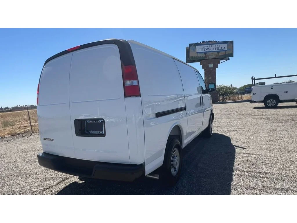 New 2026 Summit White Chevrolet 1WT image 13