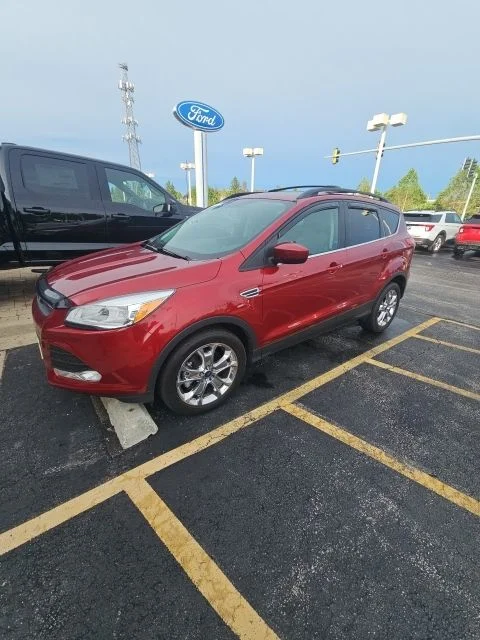 Used 2016 Ruby Red Metallic Ford SE image 1