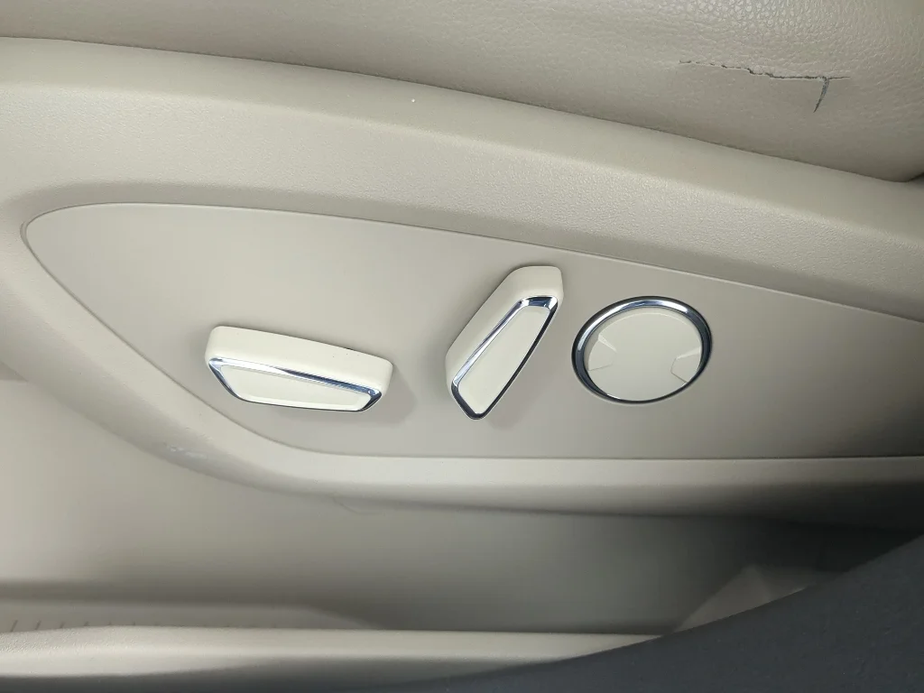 Used 2022 White Lincoln Standard image 13