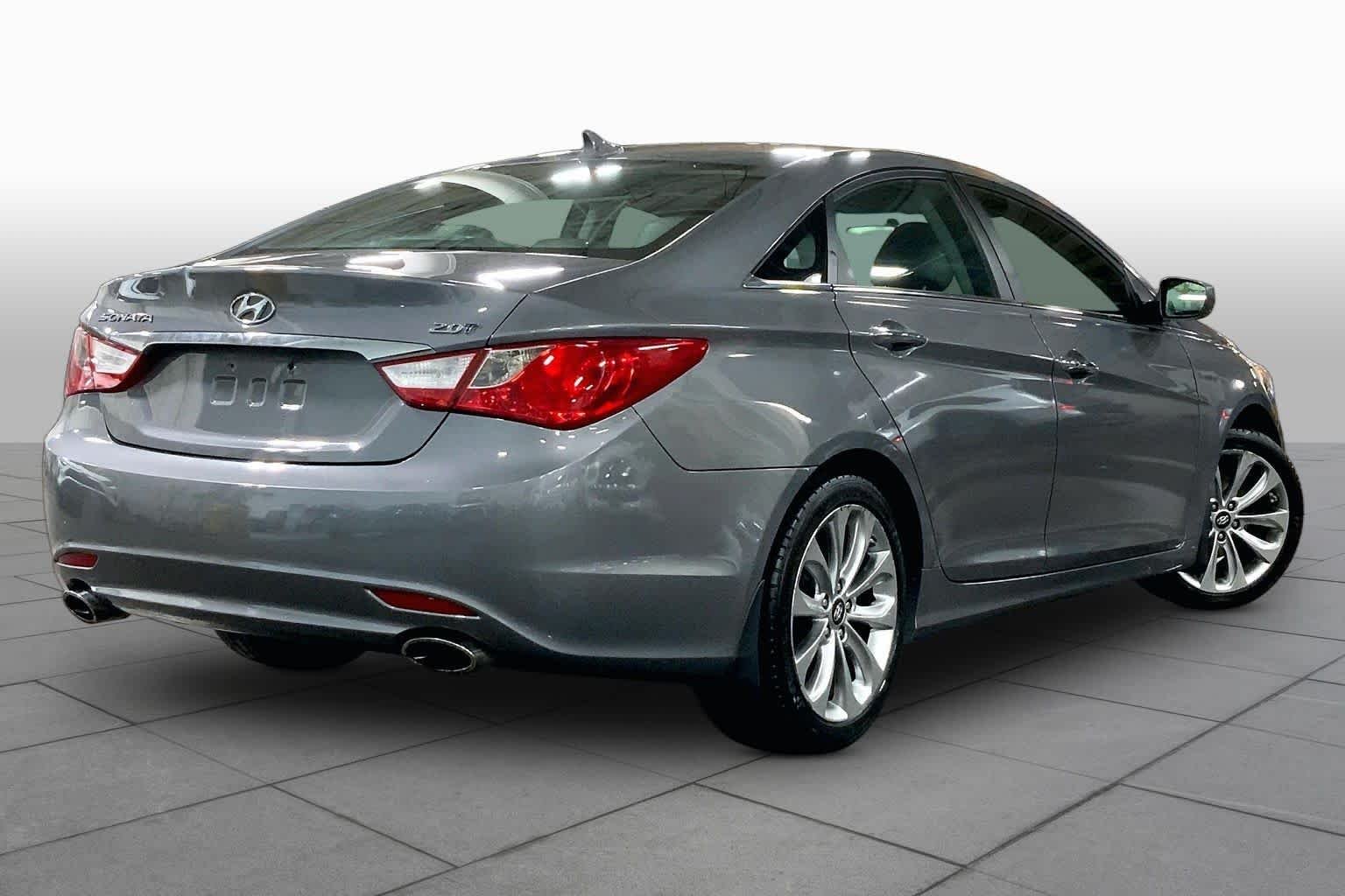 Used 2011 Harbor Gray Metallic Hyundai SE image 12