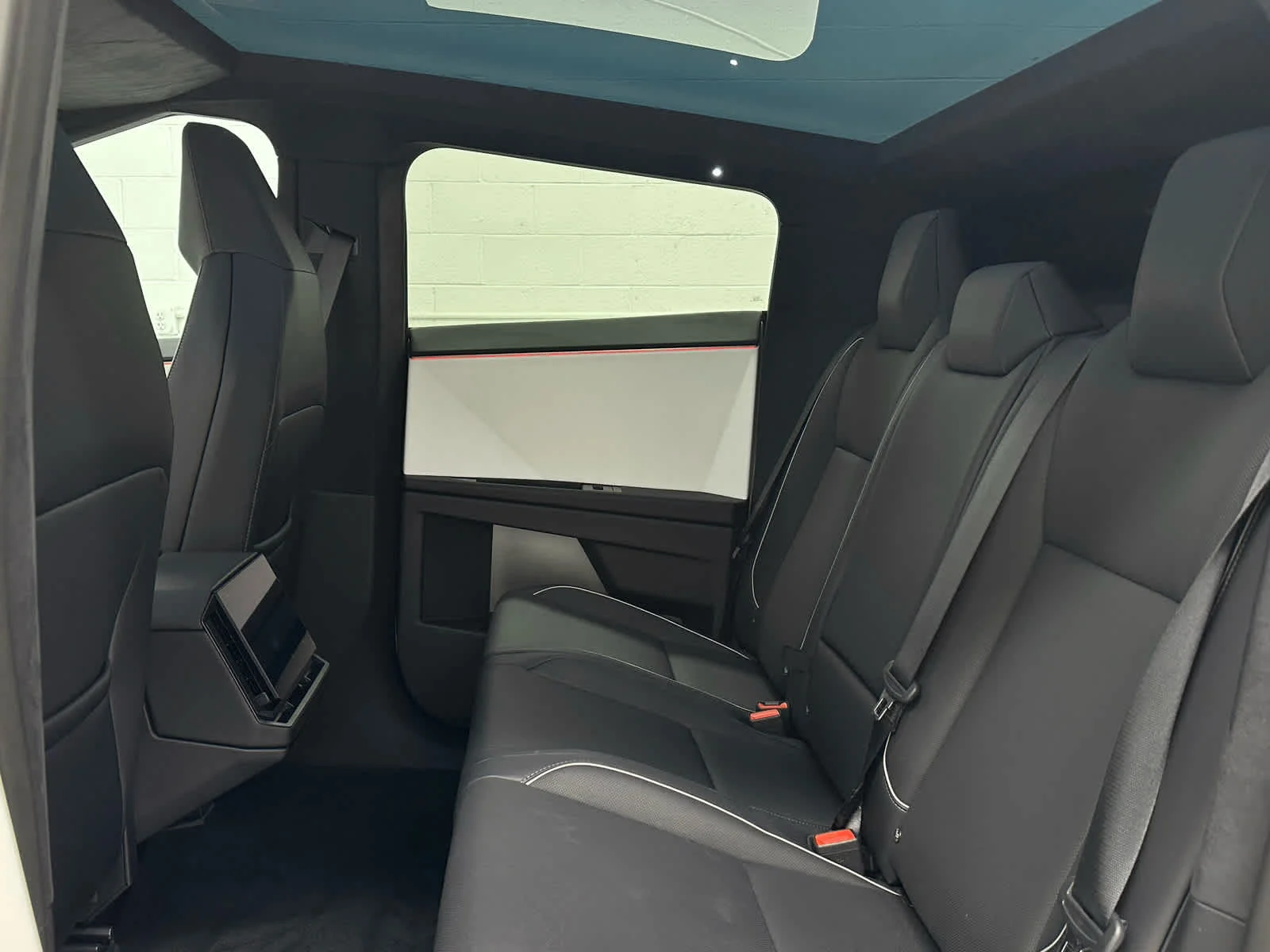 2024 Tesla Cybertruck Base - Photo 15