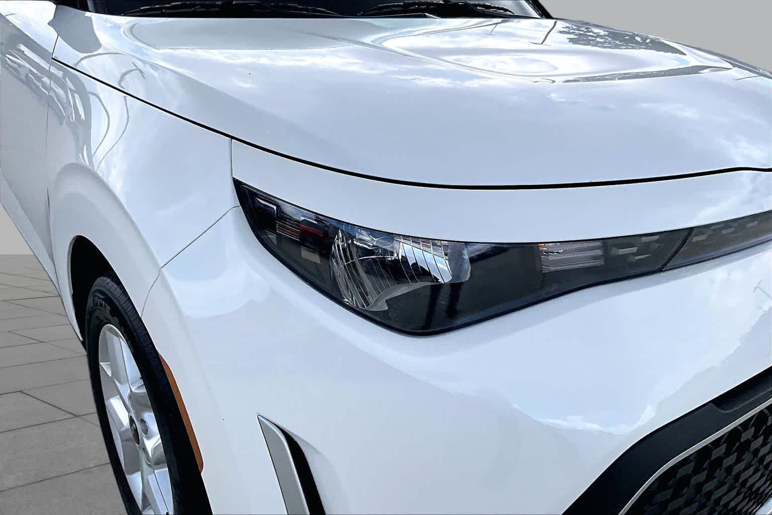 Used 2025 Clear White/Black Roof Kia S image 20