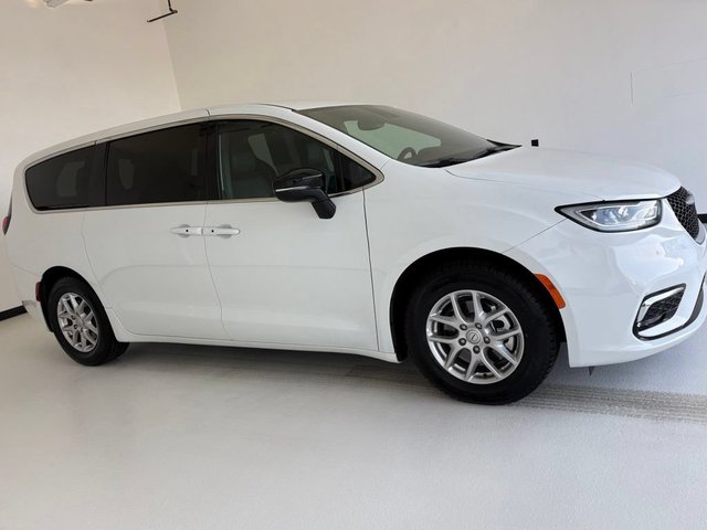 Pre-Owned 2025 Chrysler Pacifica Select