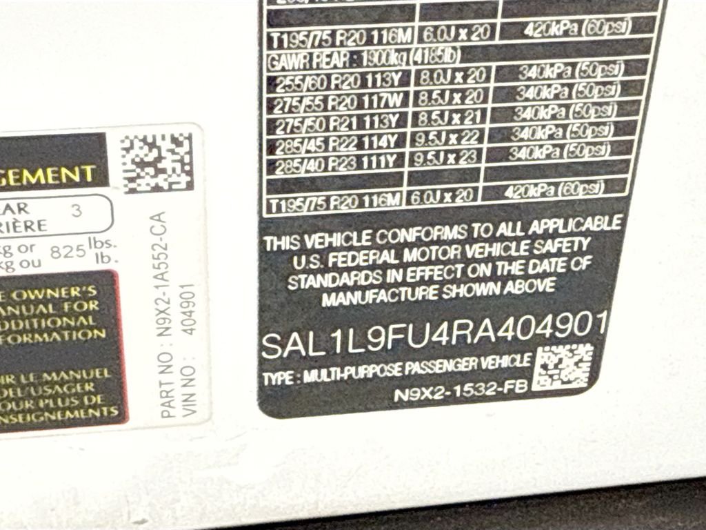 Used 2024 Fuji White Land Rover Dynamic SE image 34