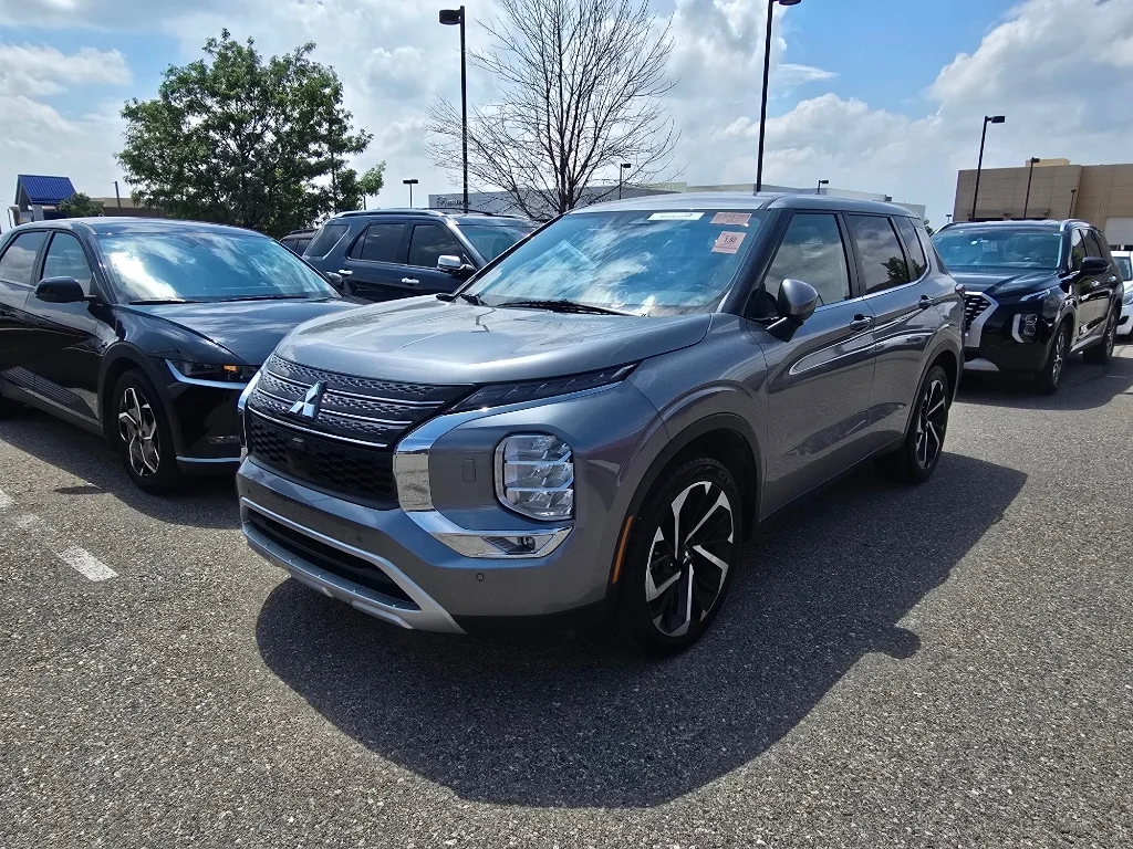 Used 2024 Gray Mitsubishi SE image 13