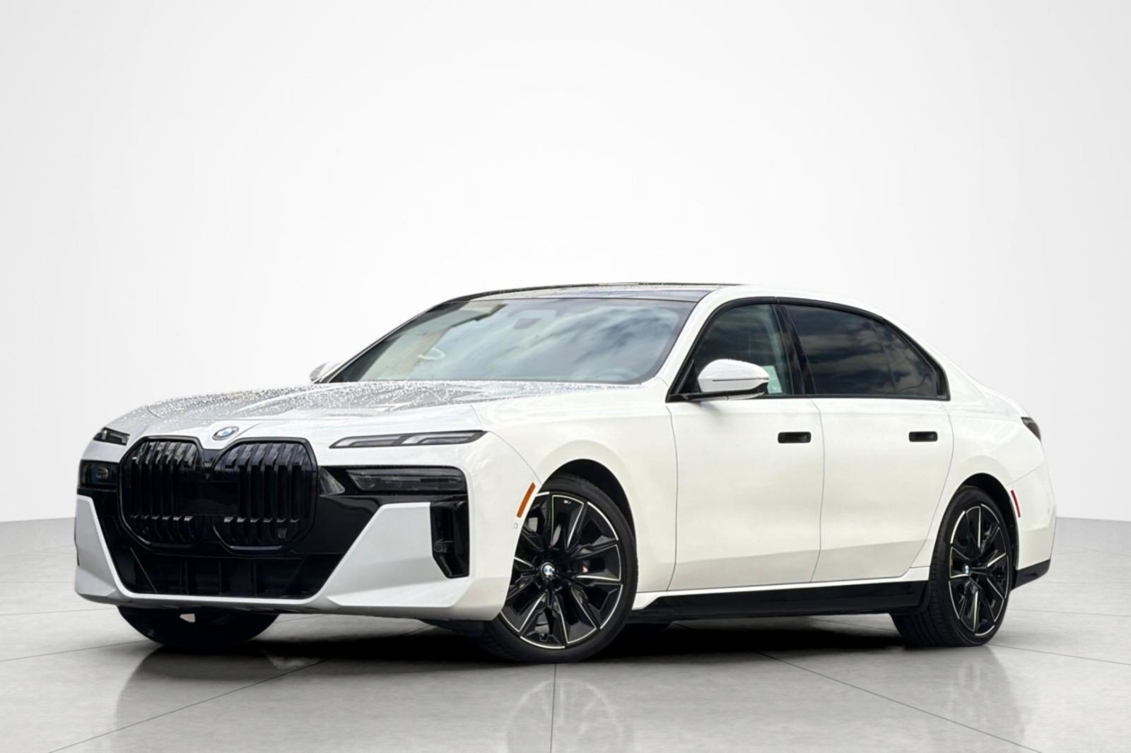 Used 2023 Alpine White BMW xDrive60 image 1