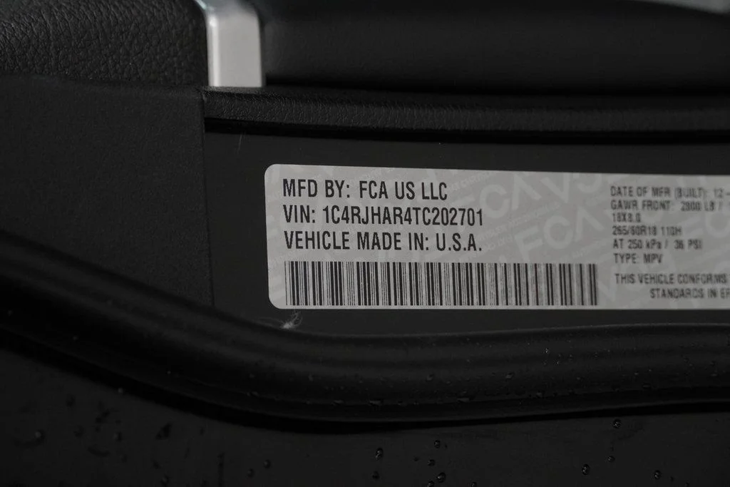 New 2026 Diamond Black Crystal Pearl-Coat Exterior Paint Jeep Altitude image 39