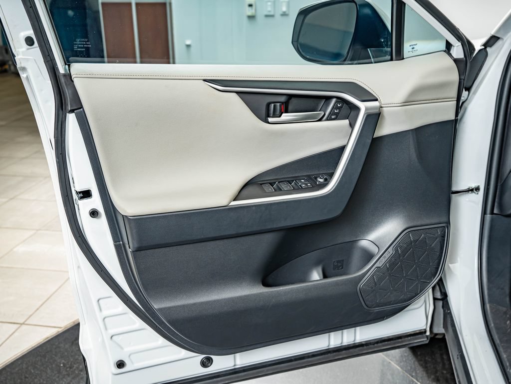 Used 2025 Pearl Toyota Limited image 19