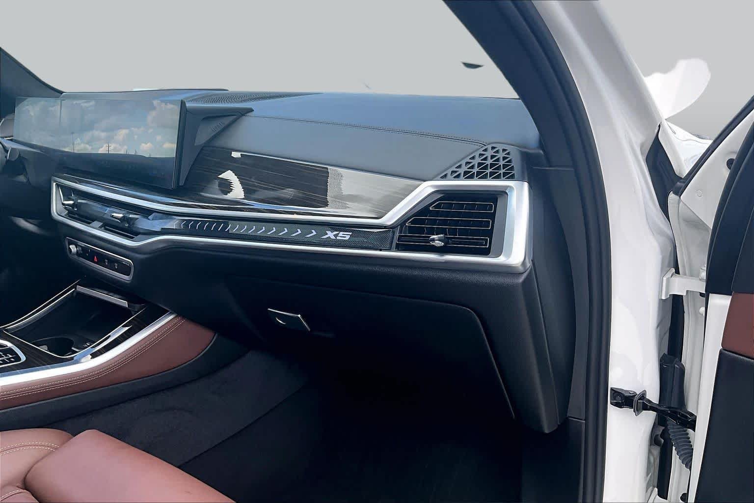 Used 2024 Alpine White BMW sDrive40i image 17