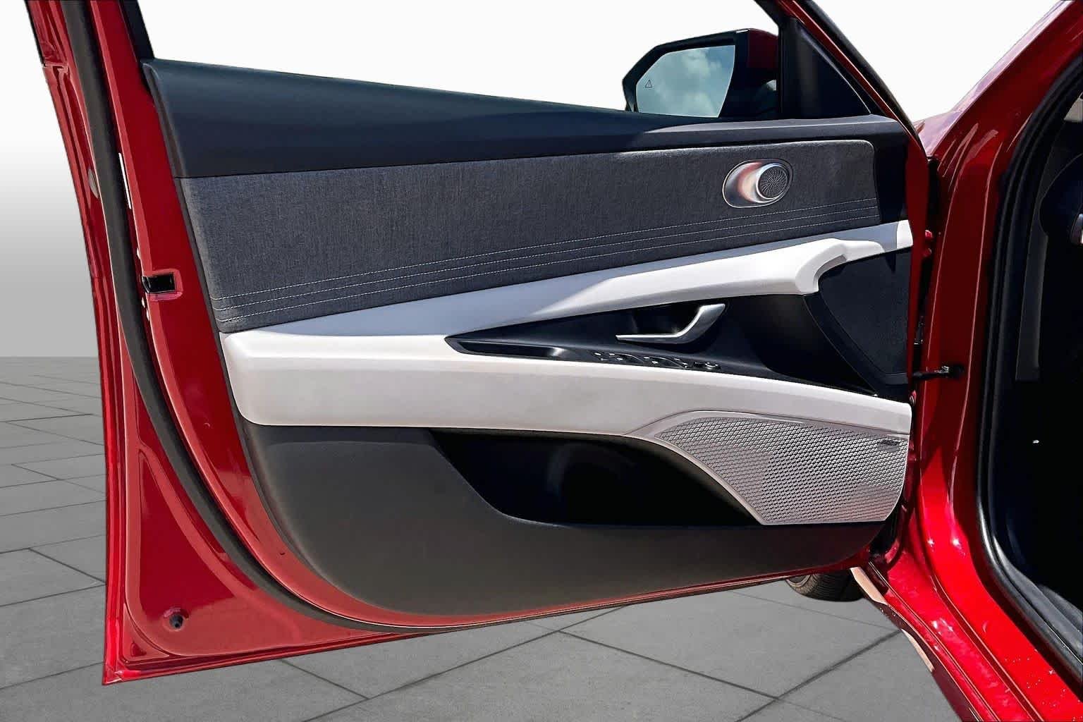 2025 Hyundai Elantra Limited - Photo 19