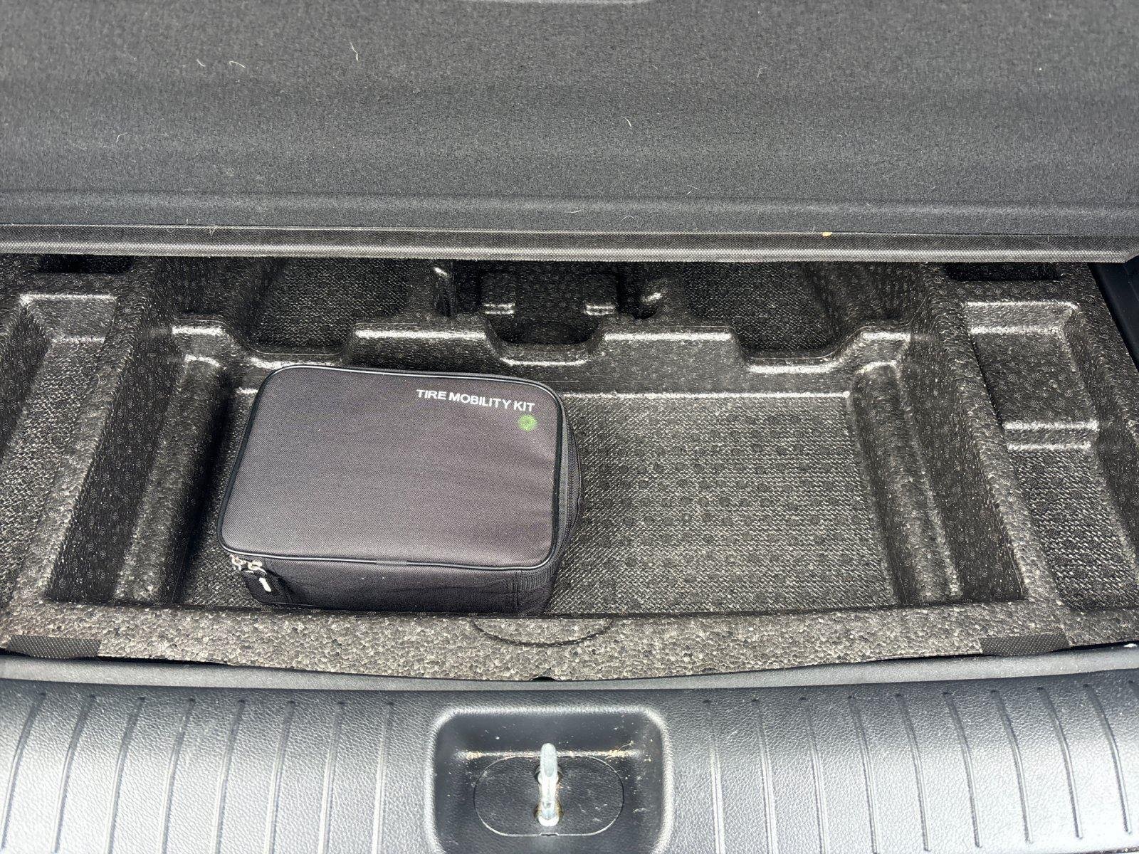 Used 2021 Sparkling Silver Kia LX image 36