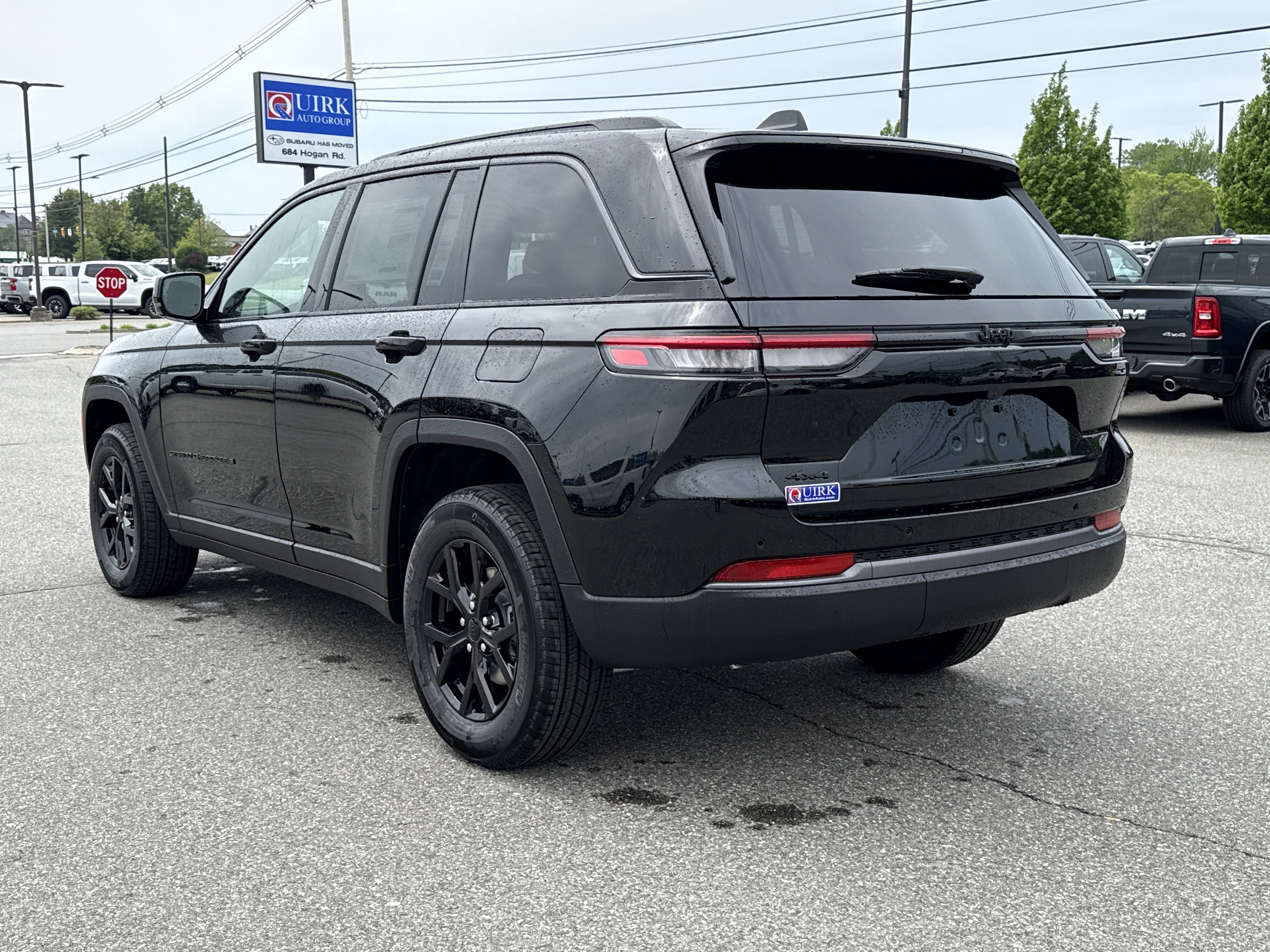 New 2026 Diamond Black Crystal Pearl-Coat Exterior Paint Jeep Laredo Altitude image 8
