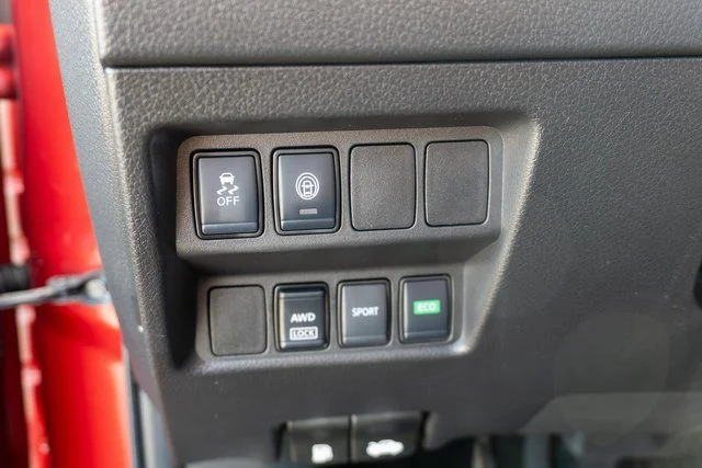 Used 2022 Red Nissan S image 18