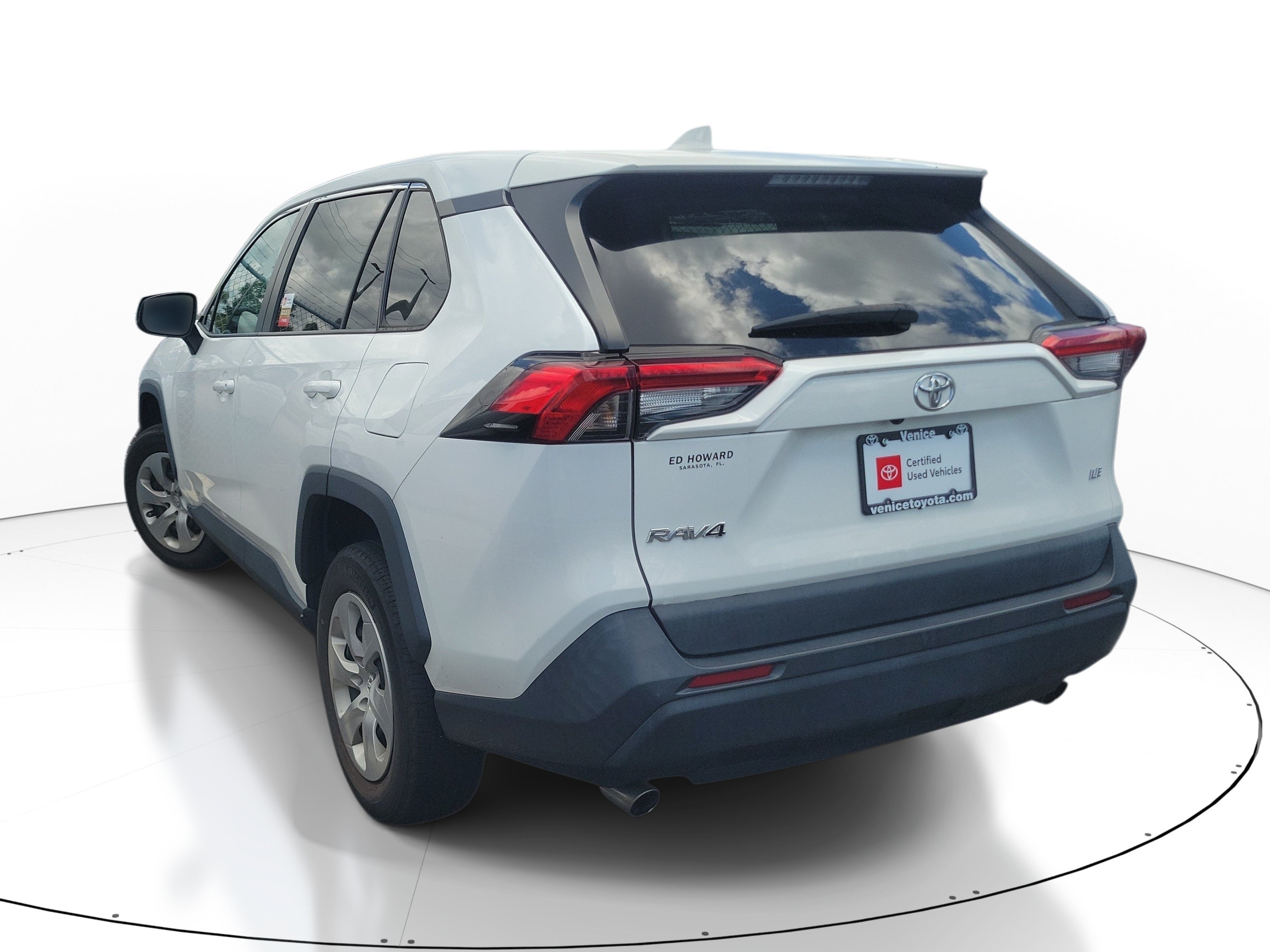 Used 2022 White Toyota LE image 7