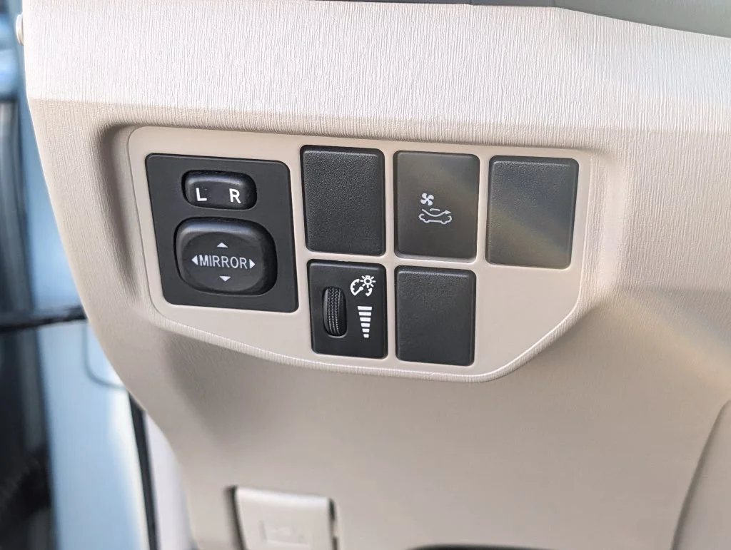 Used 2012 Beige Toyota Three image 33