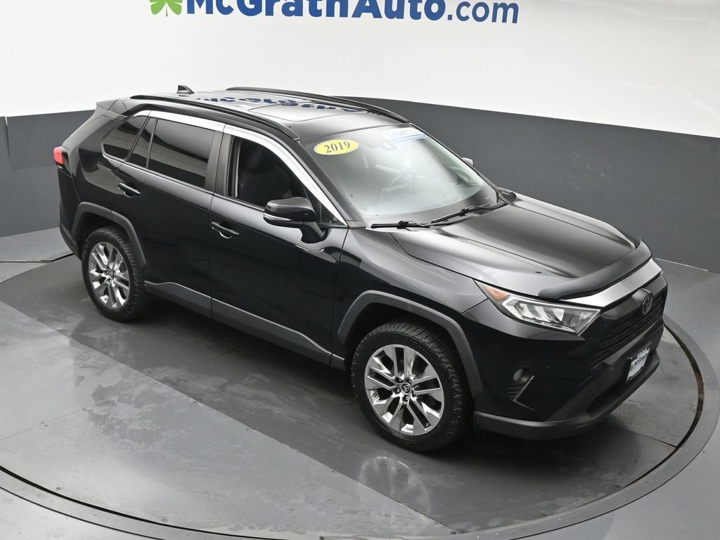 Used 2019 Black Toyota XLE Premium image 3