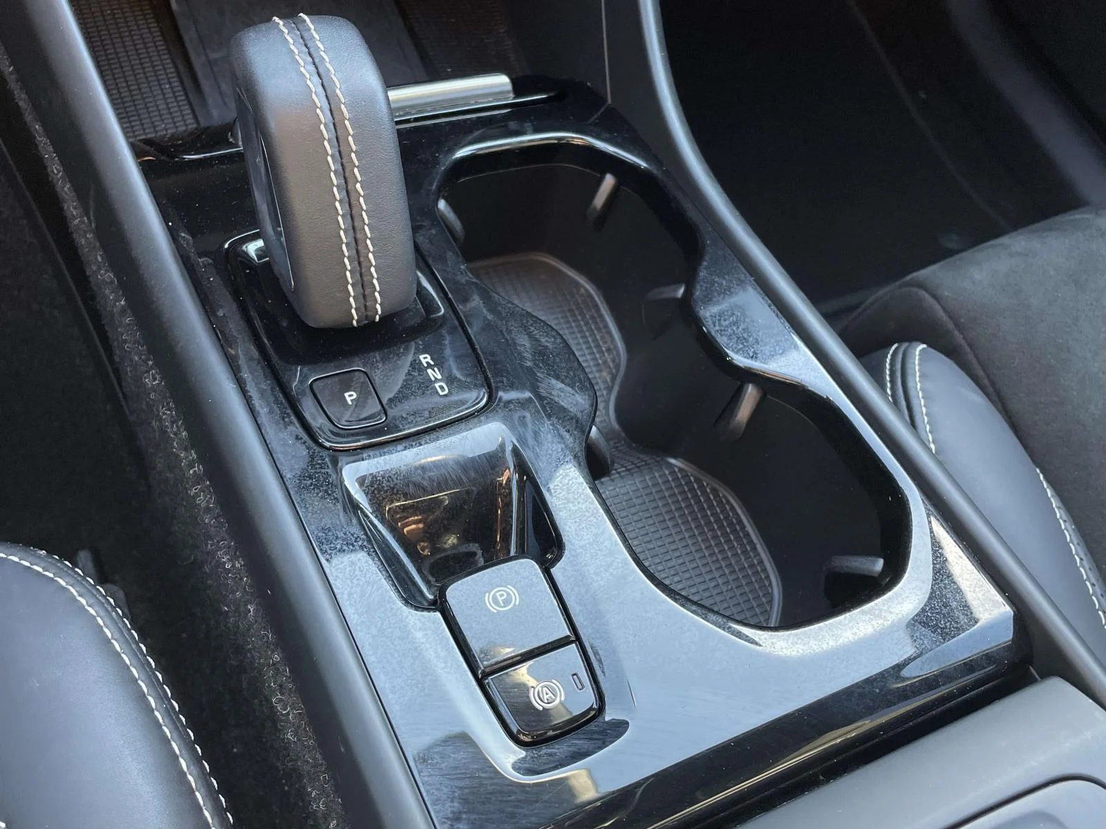 Used 2021  Volvo R-Design image 21