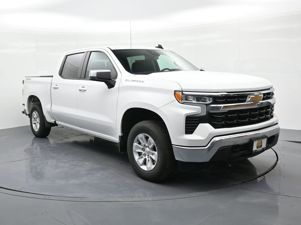 Used 2025 Summit White Chevrolet LT image 3