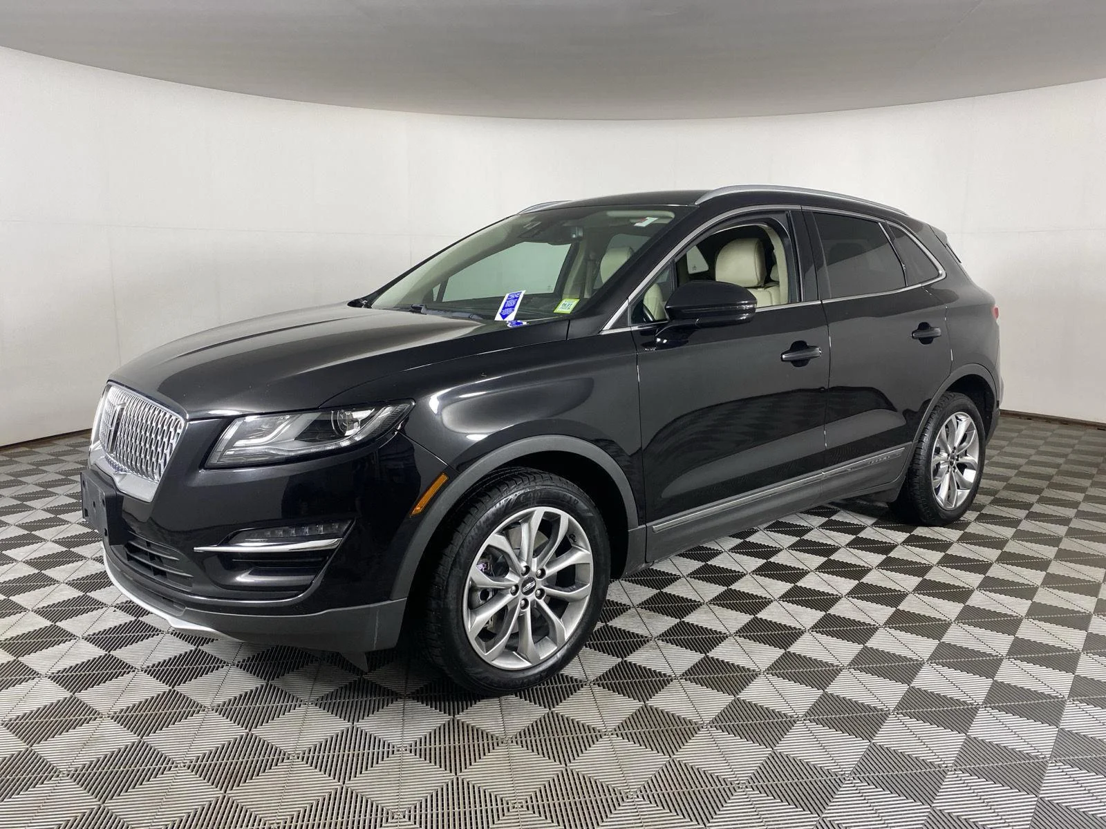 Used 2019 Infinite Black Metallic Lincoln Select image 3