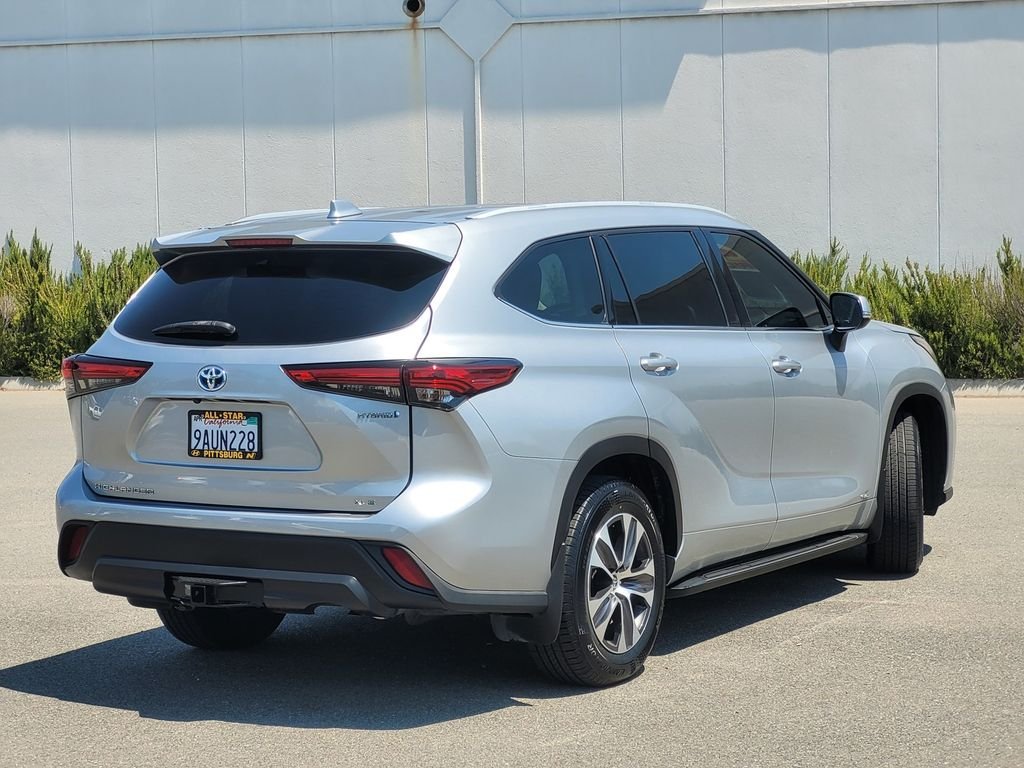 Used 2022 Silver Toyota XLE image 4