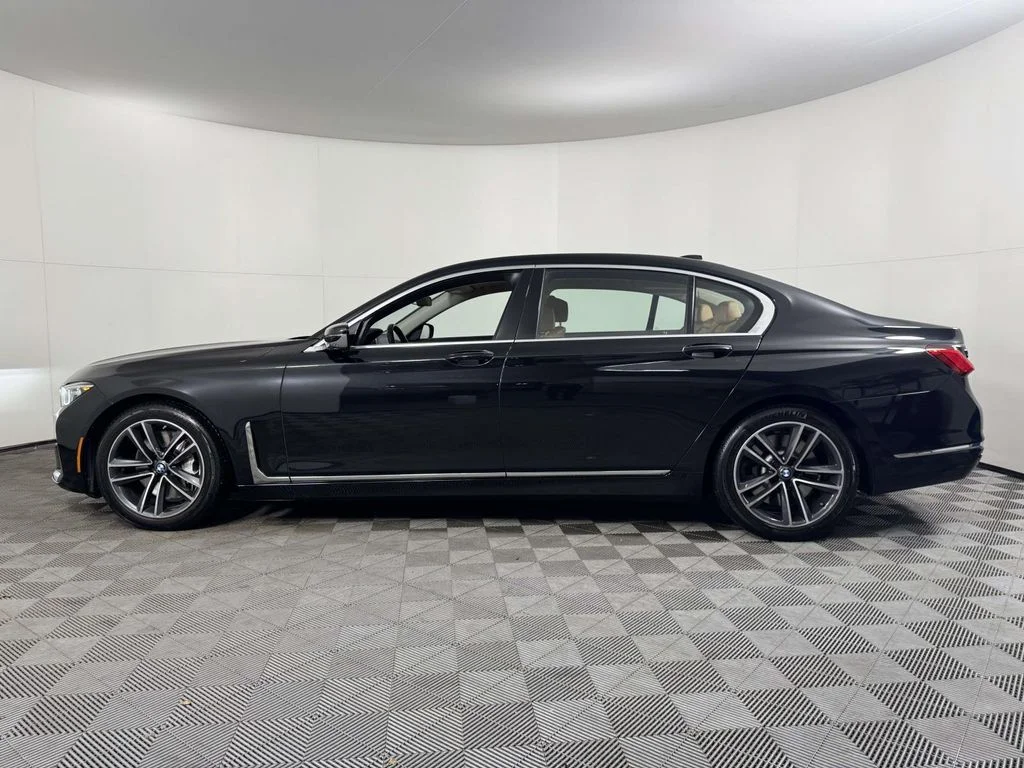 New 2022 Black BMW 750i xDrive image 11