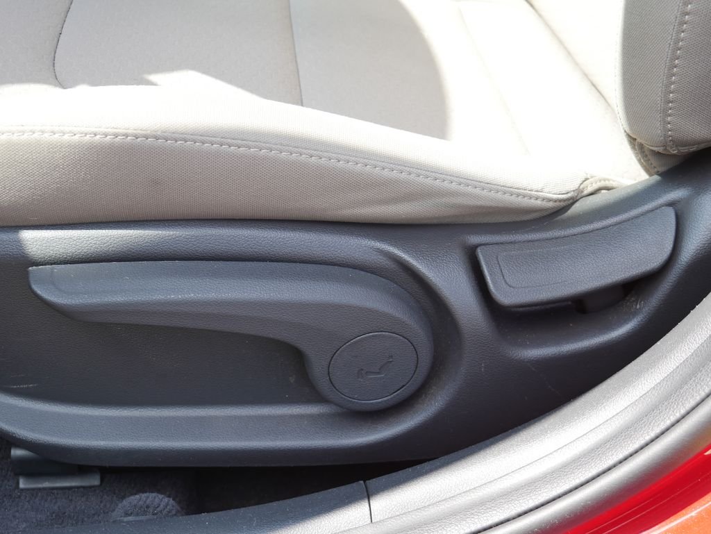 Used 2019 Red Hyundai SE image 14