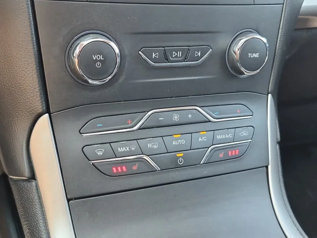 Used 2019 White Platinum Metallic Tri-Coat Ford SEL image 15