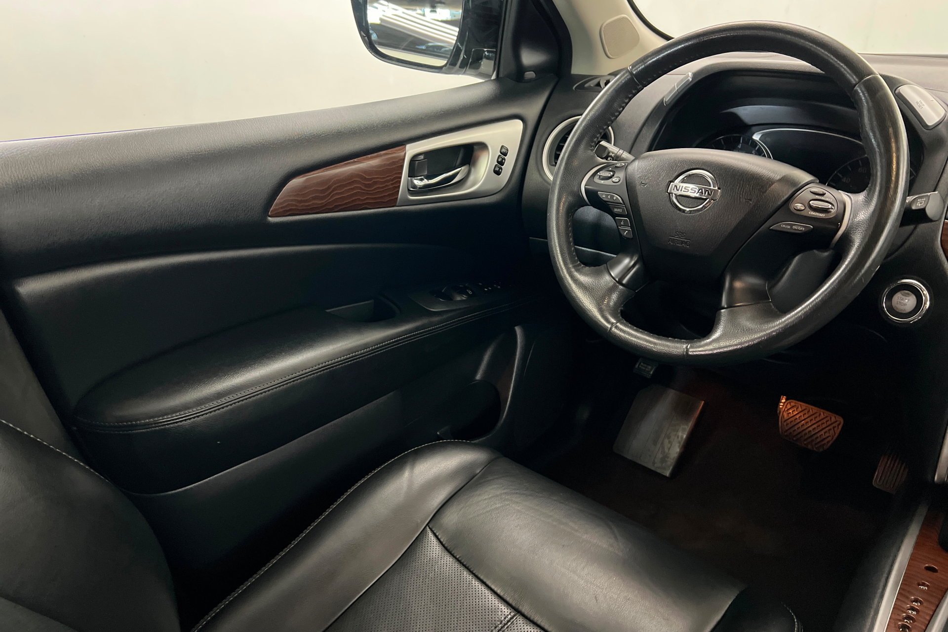 Used 2017 Pearl White Nissan Platinum image 12