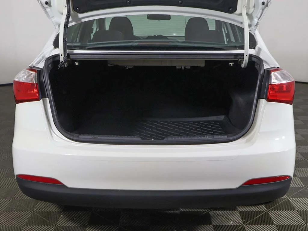 Used 2016 White Kia LX image 9