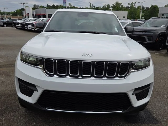 Used 2025 White Jeep Laredo image 2