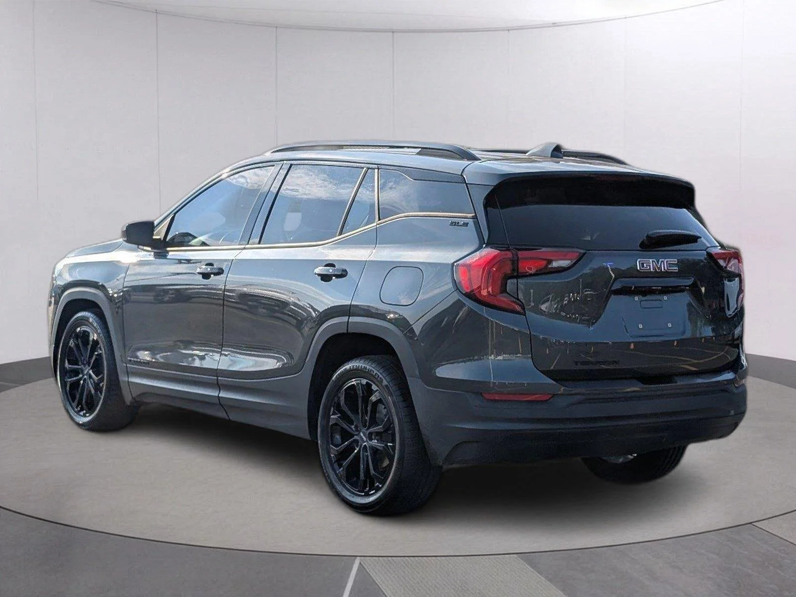 Used 2020 GRAPHITE GRAY METALLIC GMC SLE image 3