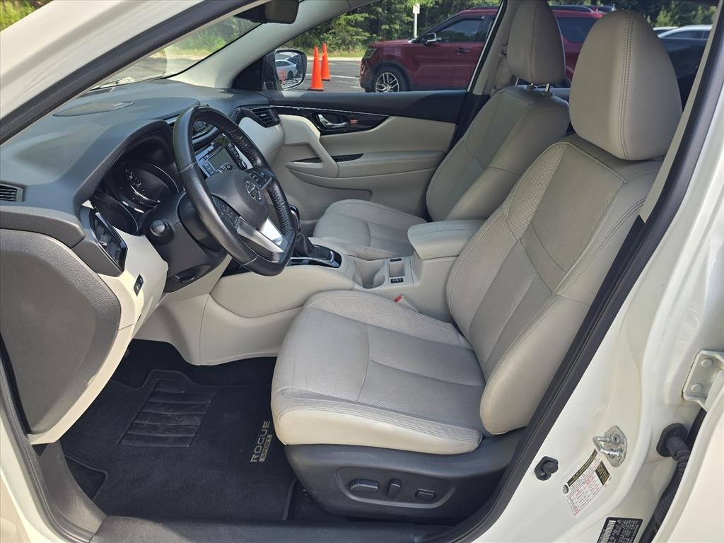 Used 2019 White Nissan SL image 11