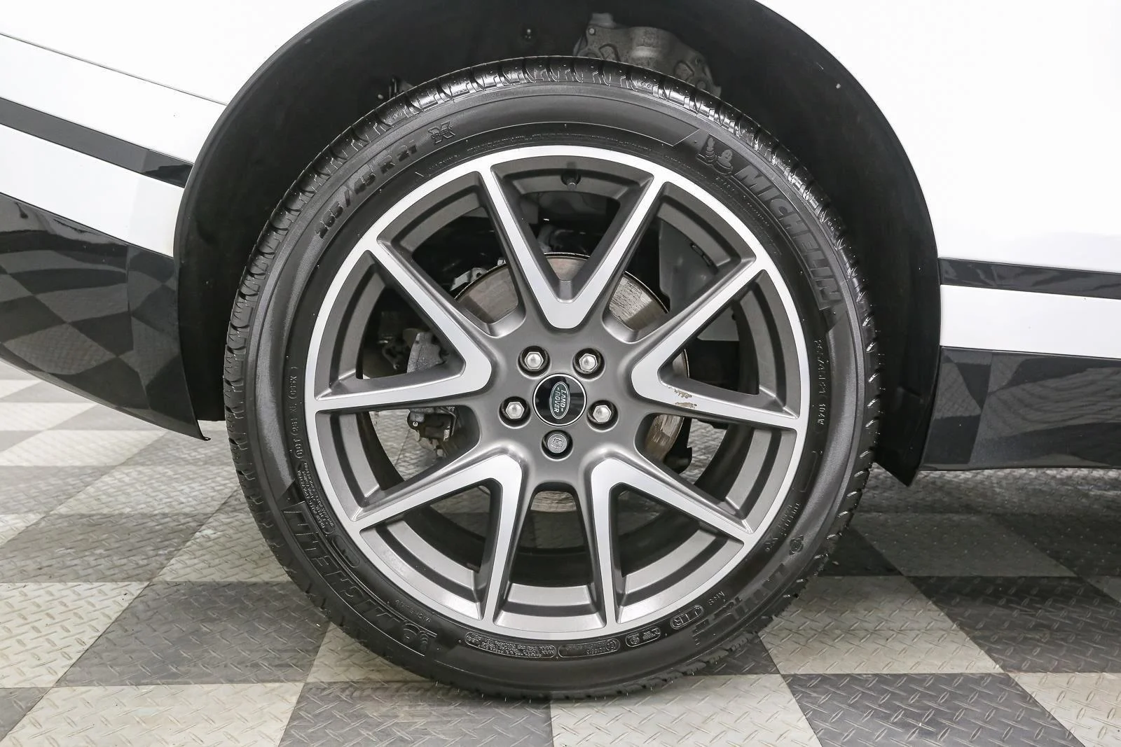 Used 2023 Fuji White Land Rover R-Dynamic S image 17