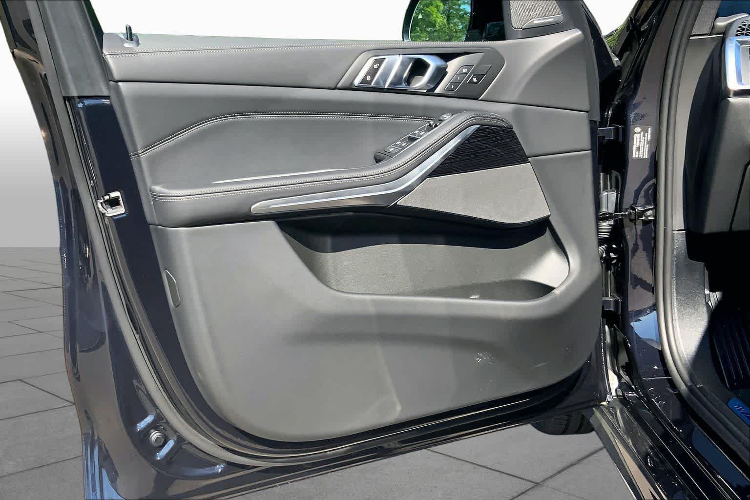 New 2026 Carbon Black Metallic BMW xDrive40i image 10