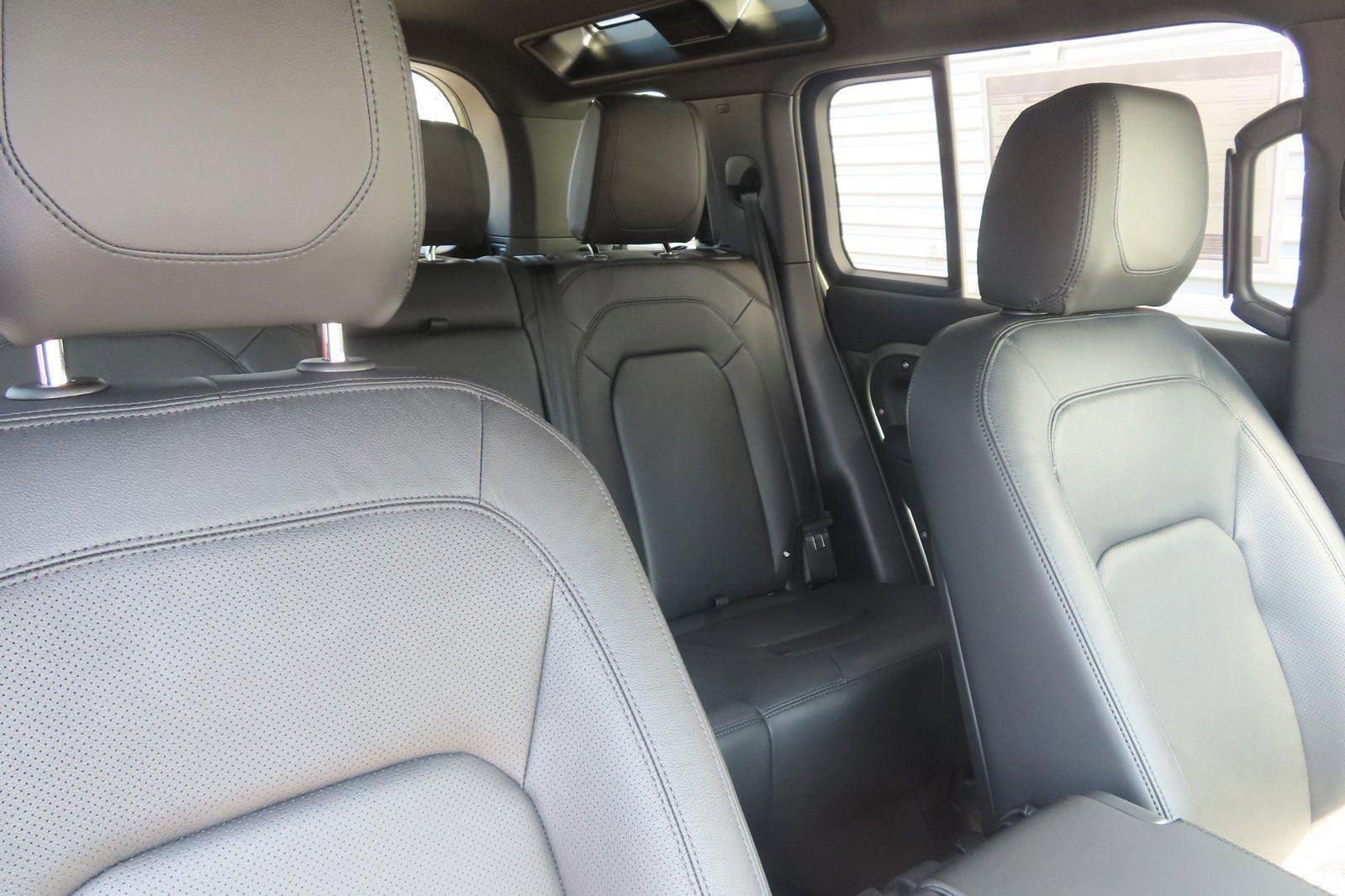 Used 2024 Pangea Green Metallic Land Rover S image 4