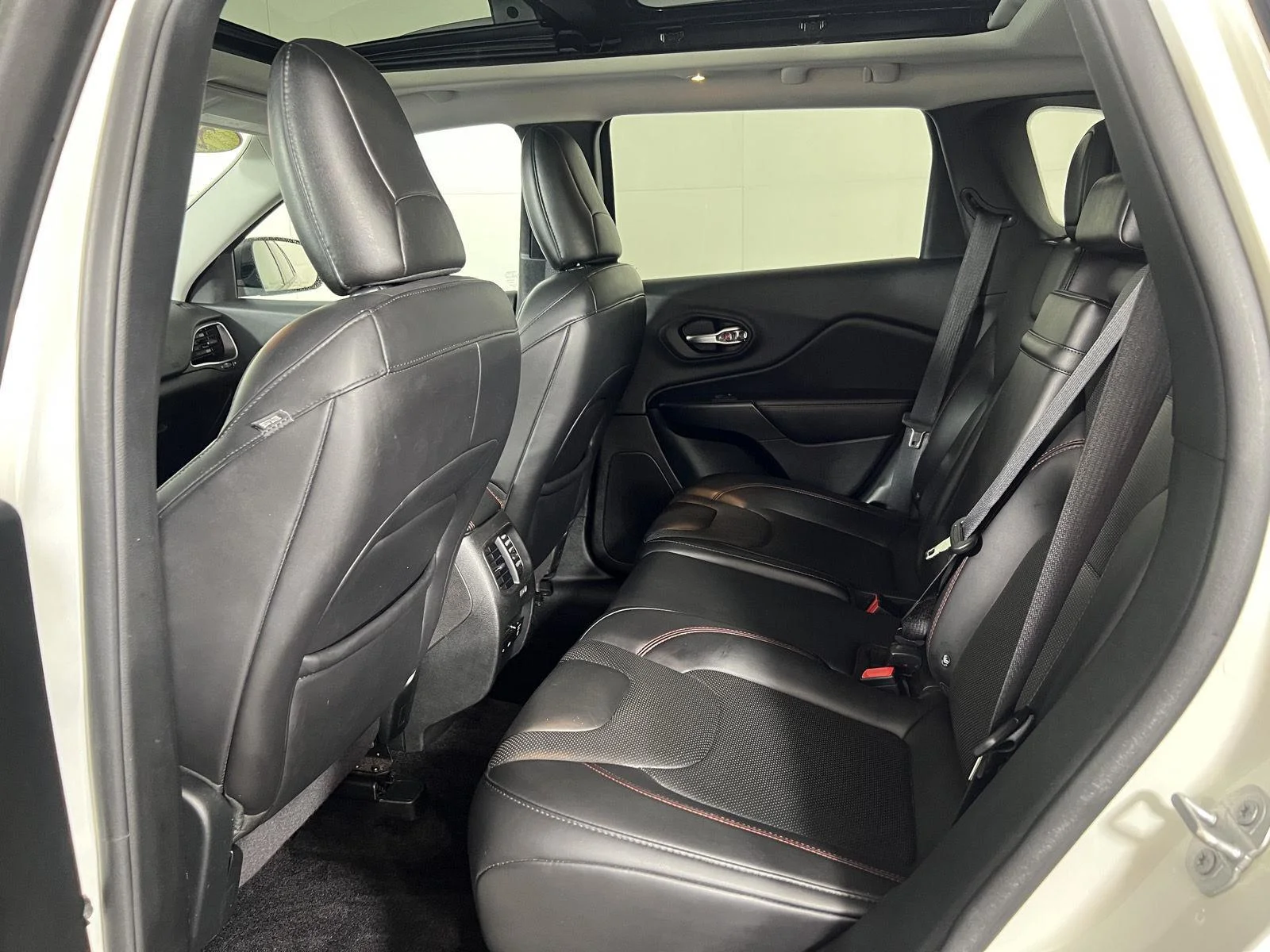 Used 2019 Pearl White Jeep Trailhawk Elite image 13