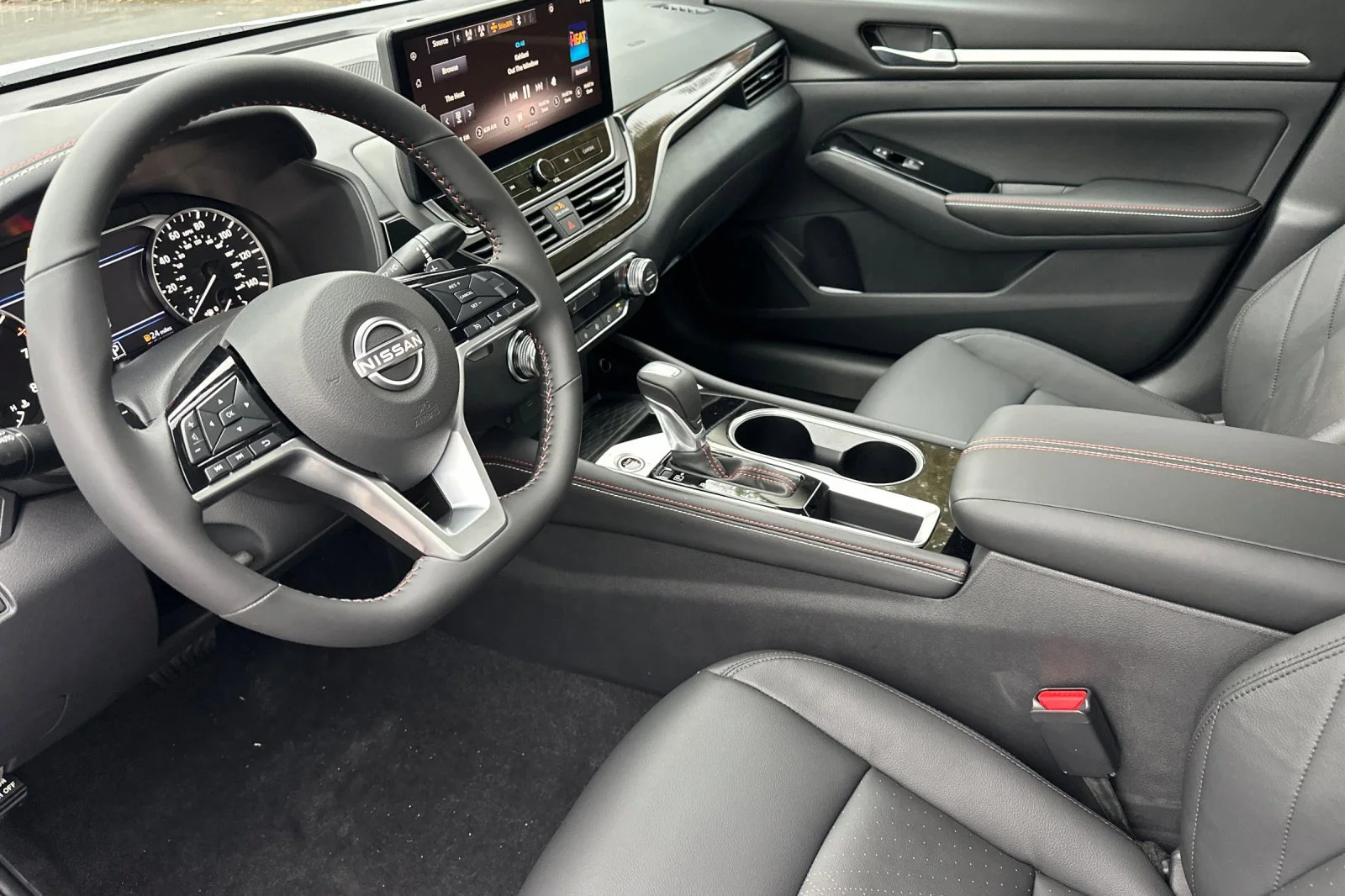 2025 Nissan Altima SR - Photo 10